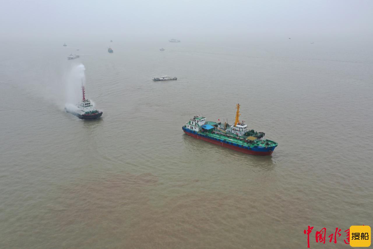 上海海上搜救中心崇明分中心承办的“花博会”水上综合应急演习在崇明举行
