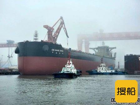北船重工两艘18万吨散货船同时出坞