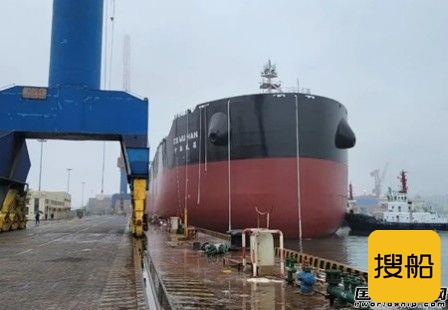 北船重工两艘18万吨散货船同时出坞