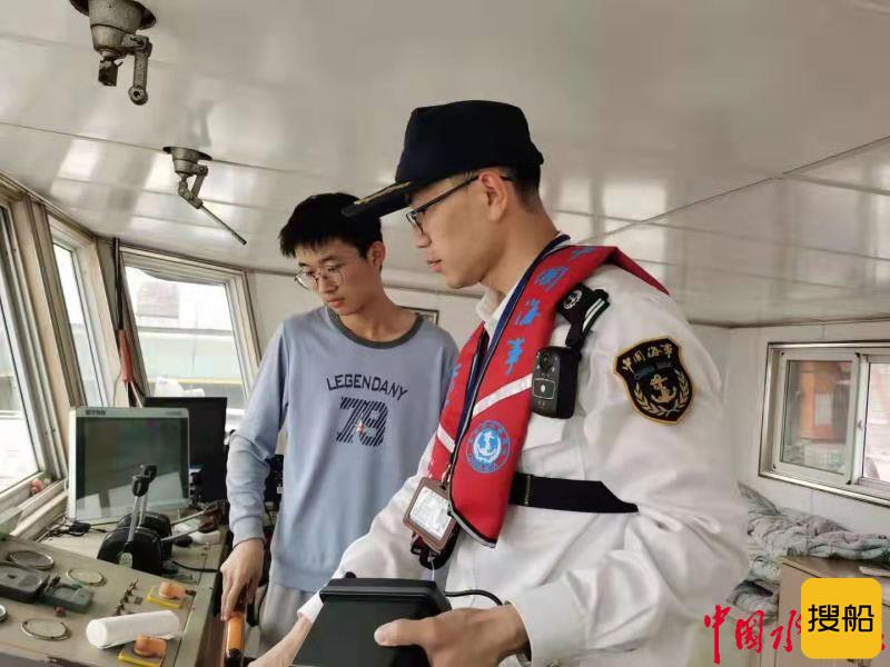 扬州海事连续拆除两套船用大功率无线电设备