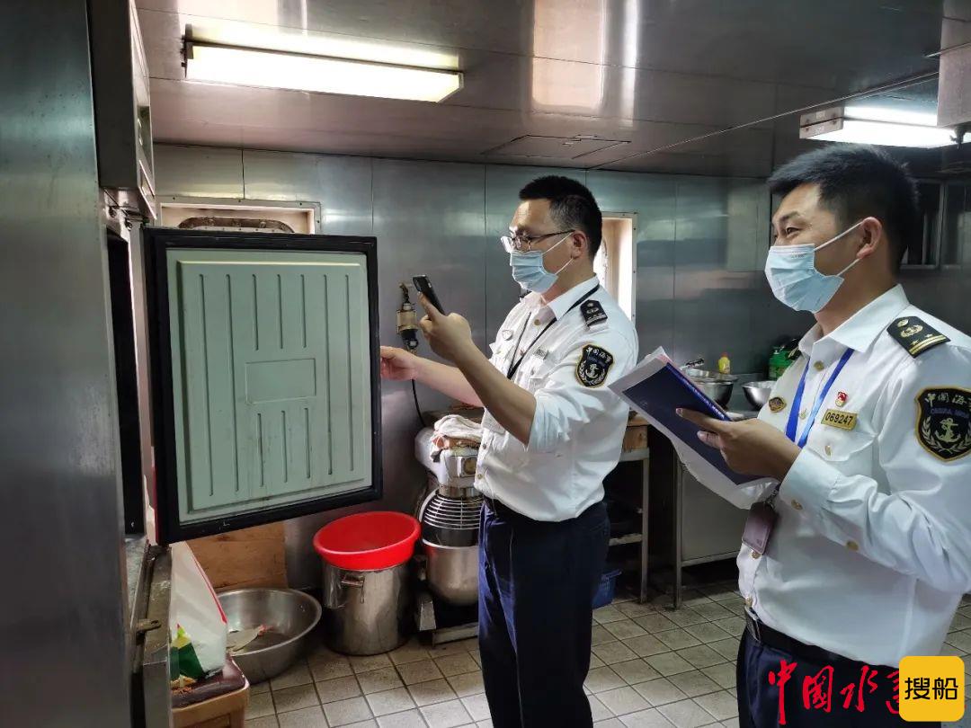 南通海事局首次通过集约登轮实施海事劳工条件检查