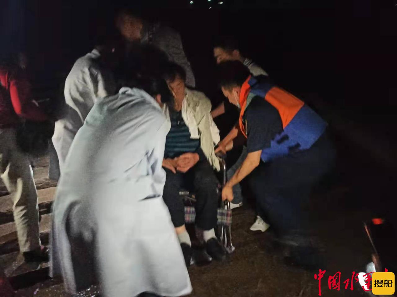 重庆忠县海事处石柱执法大队深夜紧急救助生病旅客