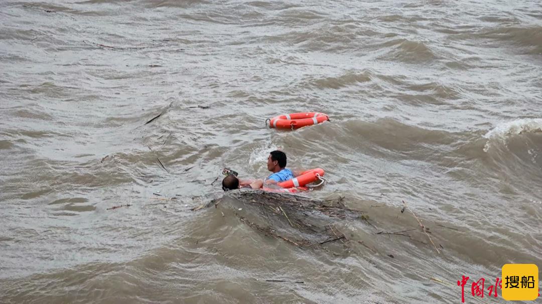 上海海事测绘中心成功救助两名落水船员并精准定位沉没船只