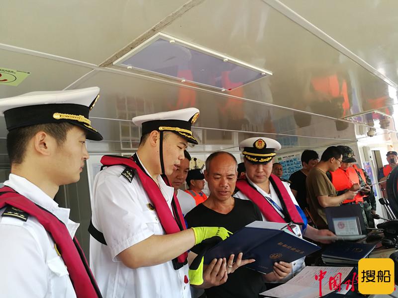安全宣讲上船头 连云港海事组织安全生产月专题活动