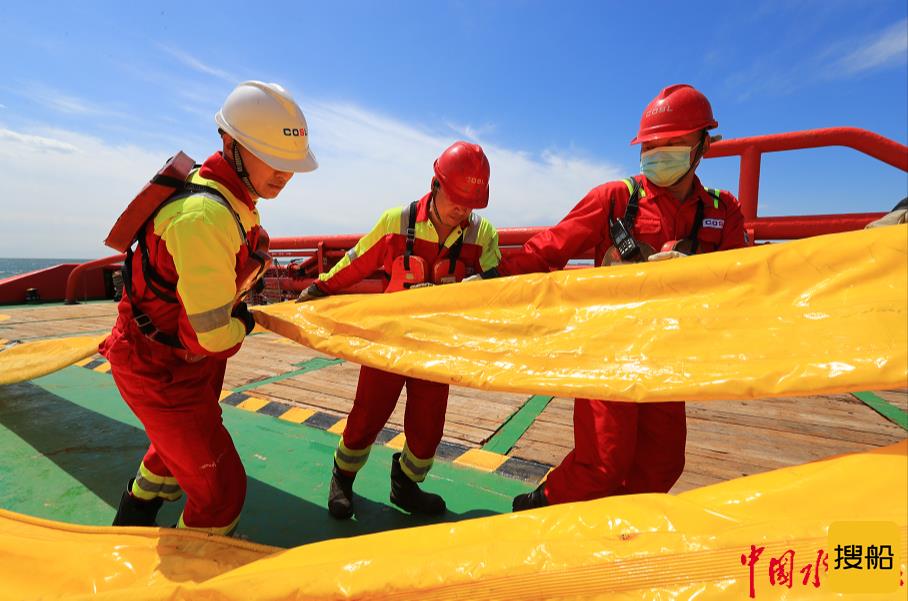 河北海域举行“陆海空天”一体化船舶溢油应急演习