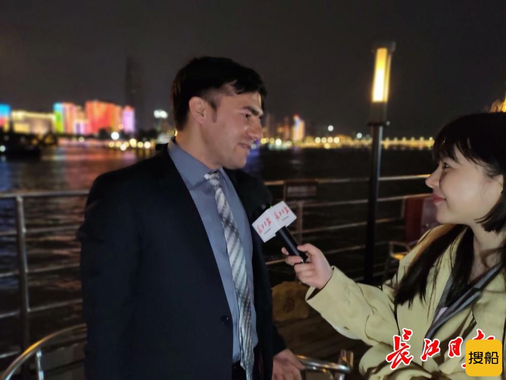 上合组织民间友好论坛嘉宾登船夜游长江:希望向朋友介绍武汉