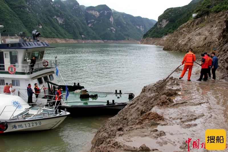 长江巴东航道处团支部为渡口道路清淤 解决居民出行难