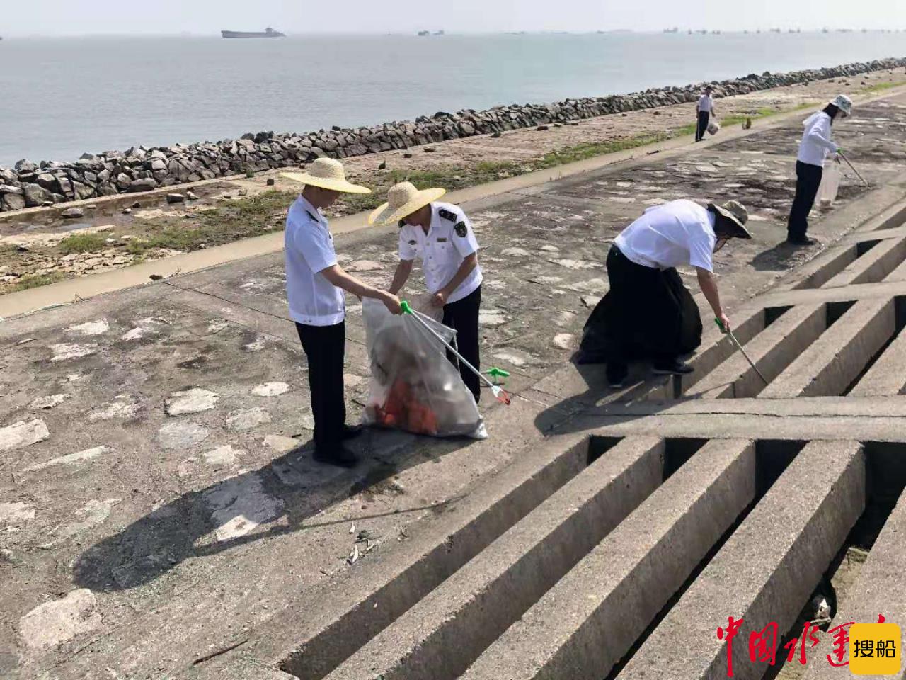 常熟海事局联合湖中社区开展第50个世界环境日志愿服务活动