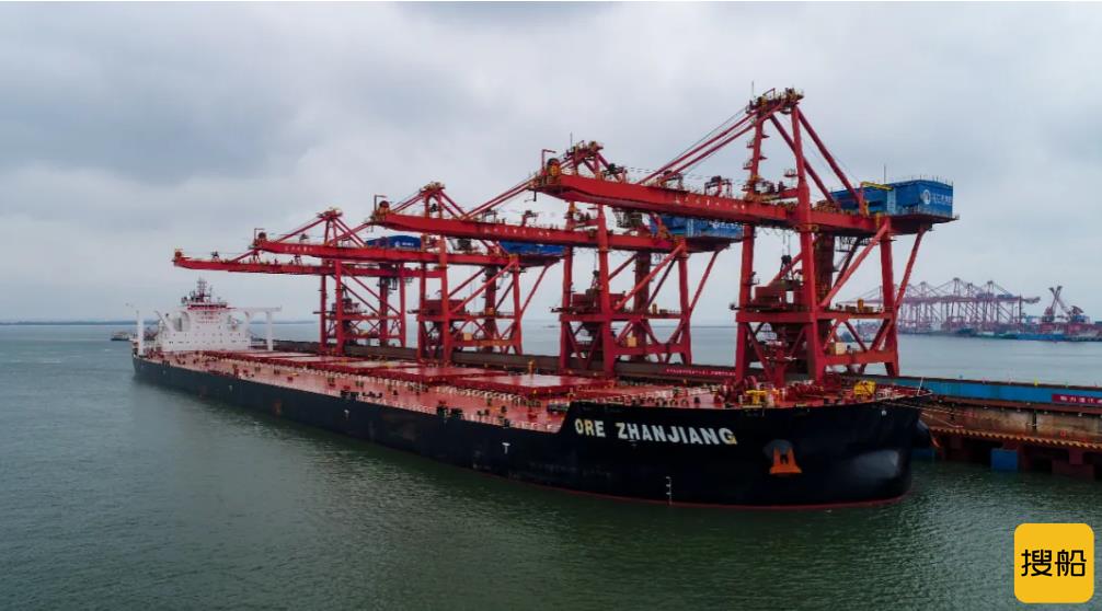 “矿石湛江”轮靠泊湛江港︱华南首个40万吨散货码头重载调试成功