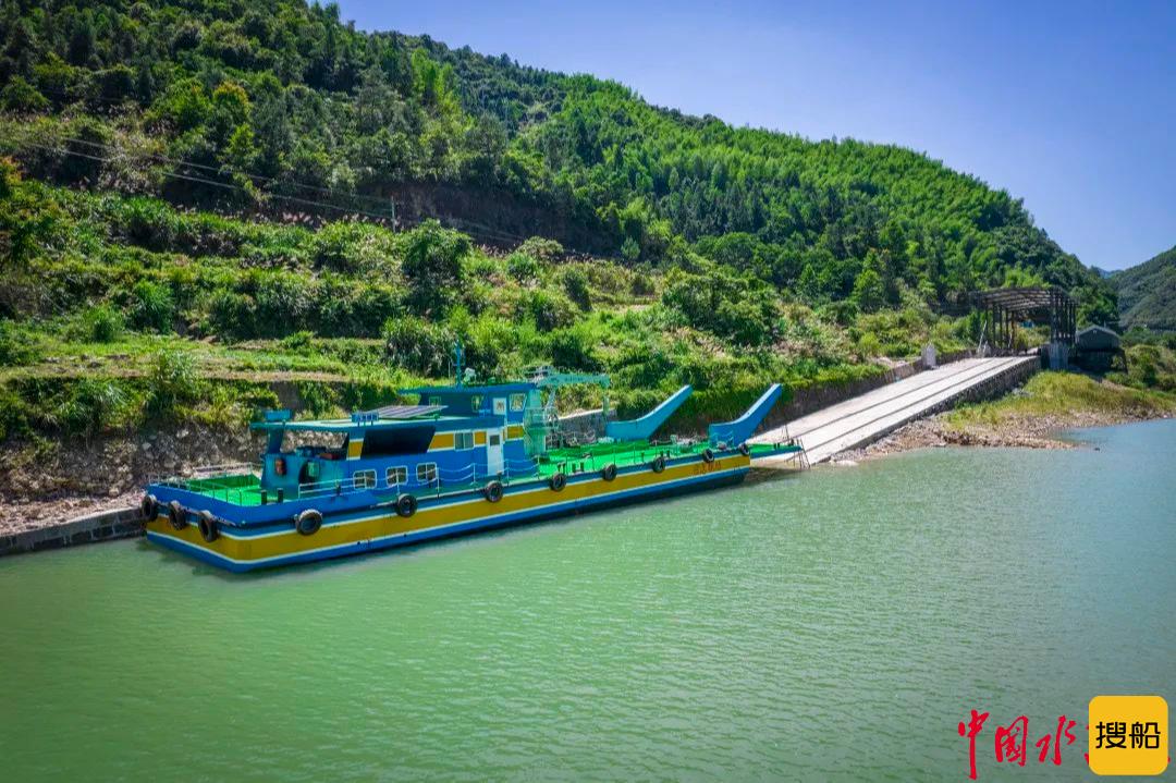 千峡湖史上“最大应急辅助救援船“下水