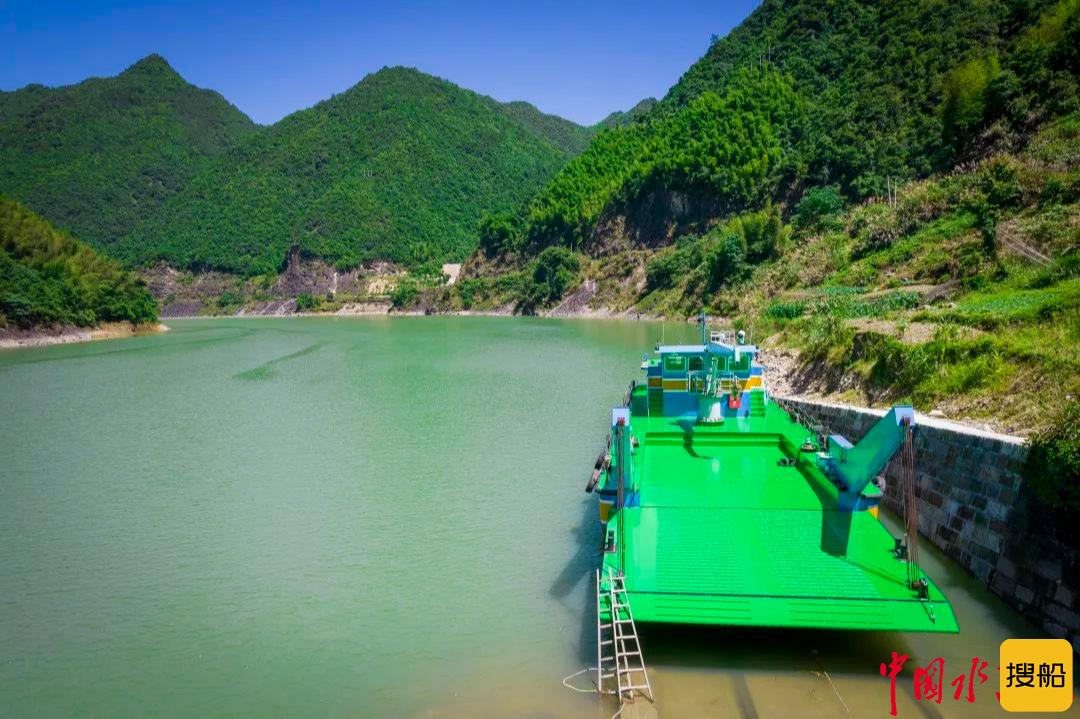 千峡湖史上“最大应急辅助救援船“下水