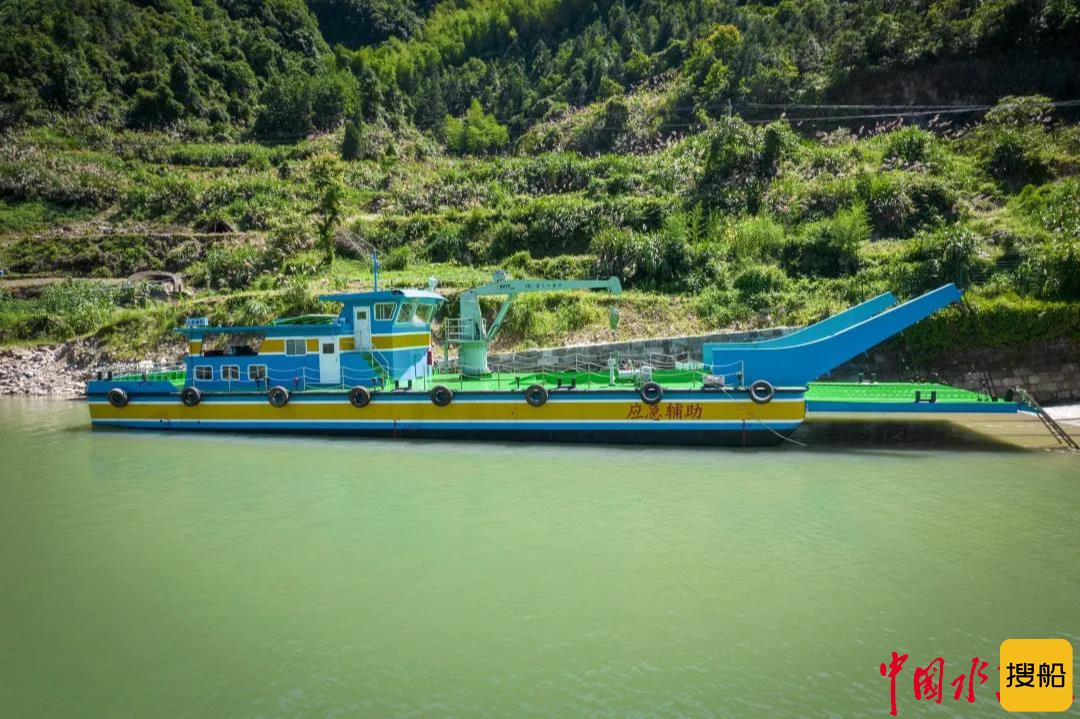 千峡湖史上“最大应急辅助救援船“下水
