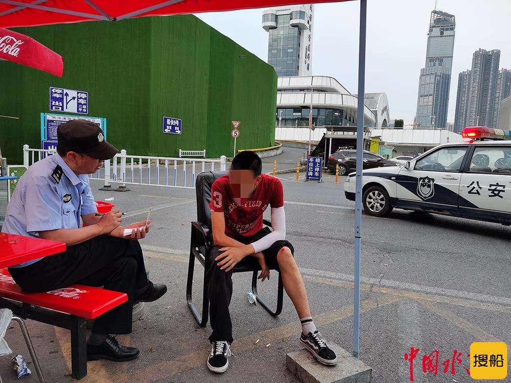清晨青年癫痫发作 长航武汉公安及时救助护送回家