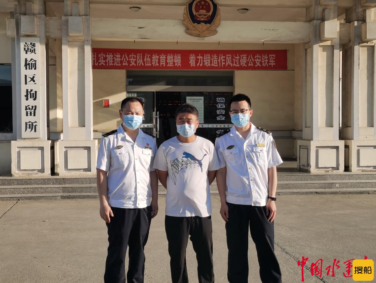 连云港海事部门将一无证驾船人员送拘