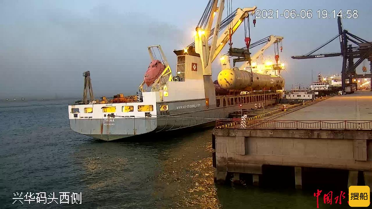 常熟海事局护航江苏制造出口最大炼油设备吊装安全作业