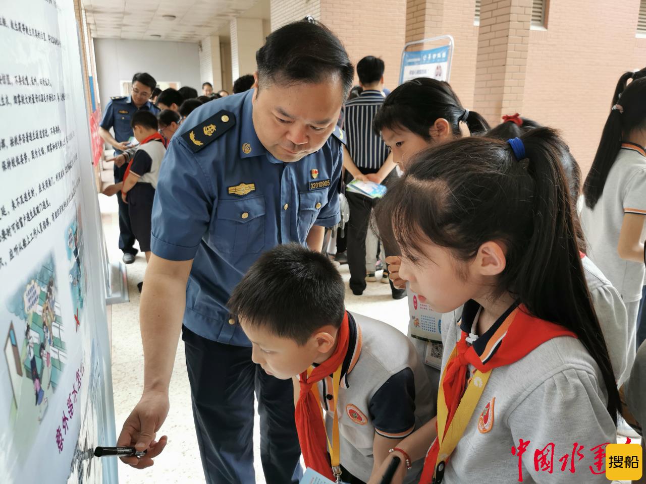 300余名小学生现场学习水上安全知识