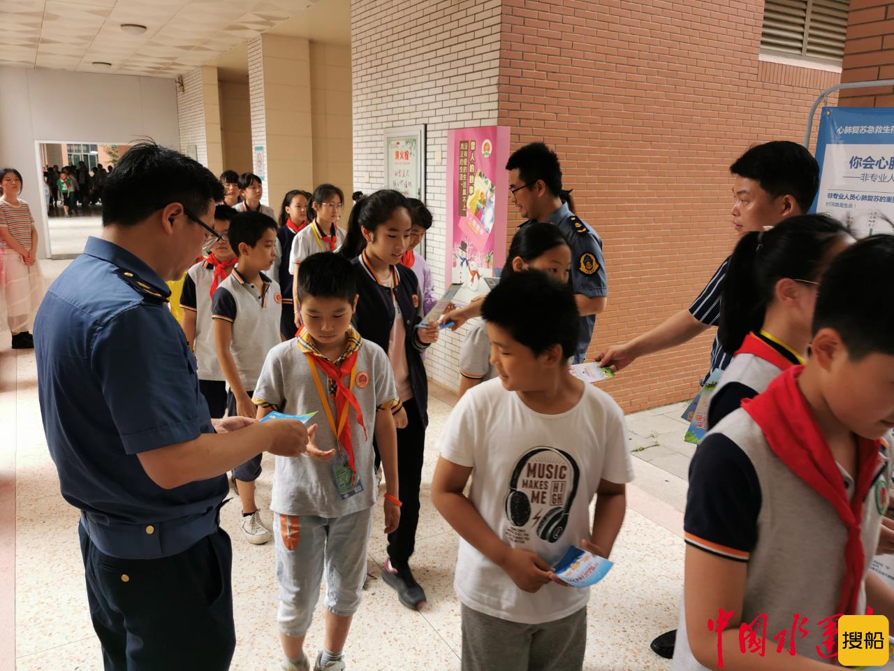 300余名小学生现场学习水上安全知识