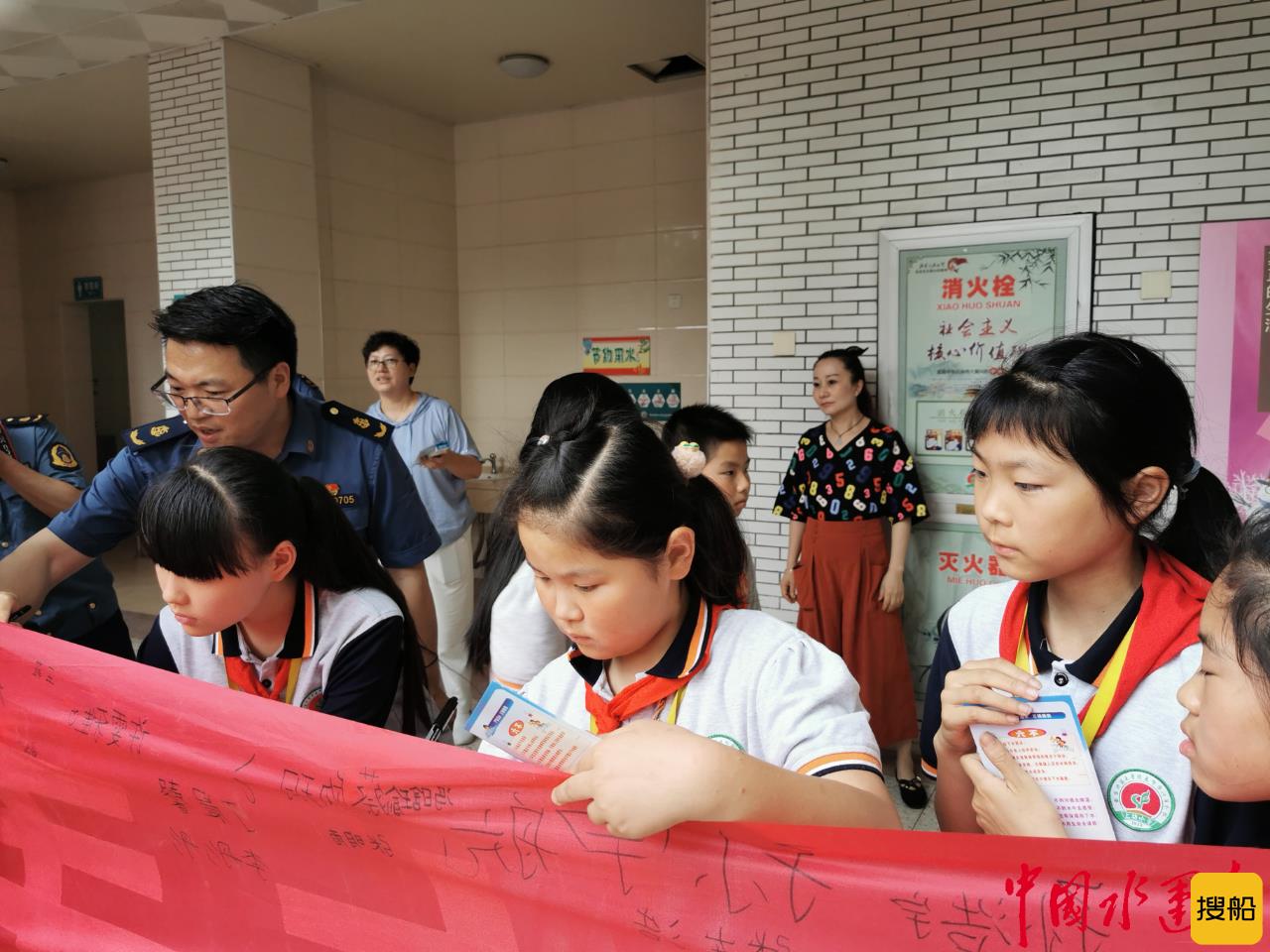 300余名小学生现场学习水上安全知识