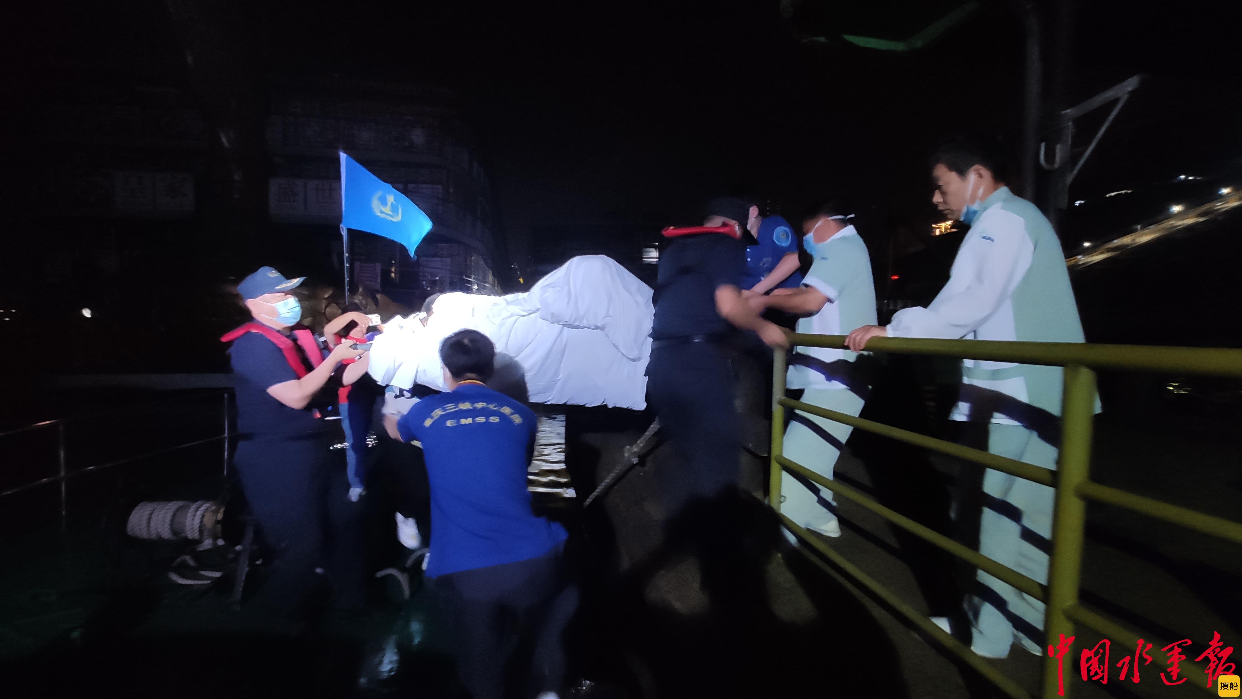 紧急救援!万州海事深夜救助受伤旅客