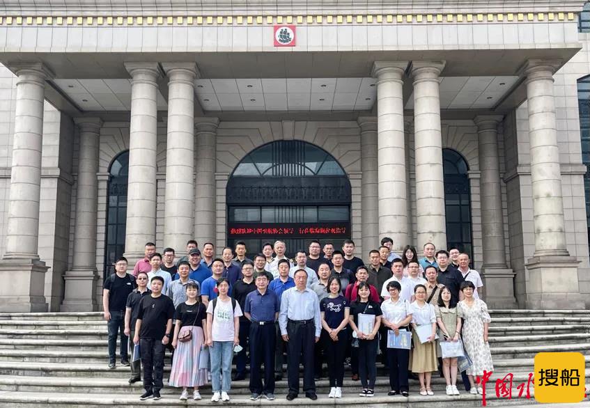 引航职工制装及供应会议在江阴召开