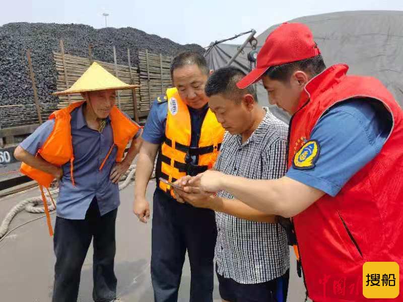 解台船闸开展“民法典 与生活同行”普法宣传活动
