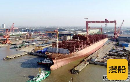 扬子江船业续建首艘12200TEU集装箱船出坞