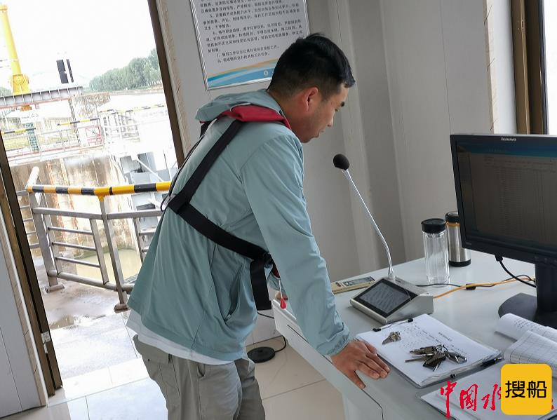 连云港市内河航道交通船闸端午假期学史力行保安畅