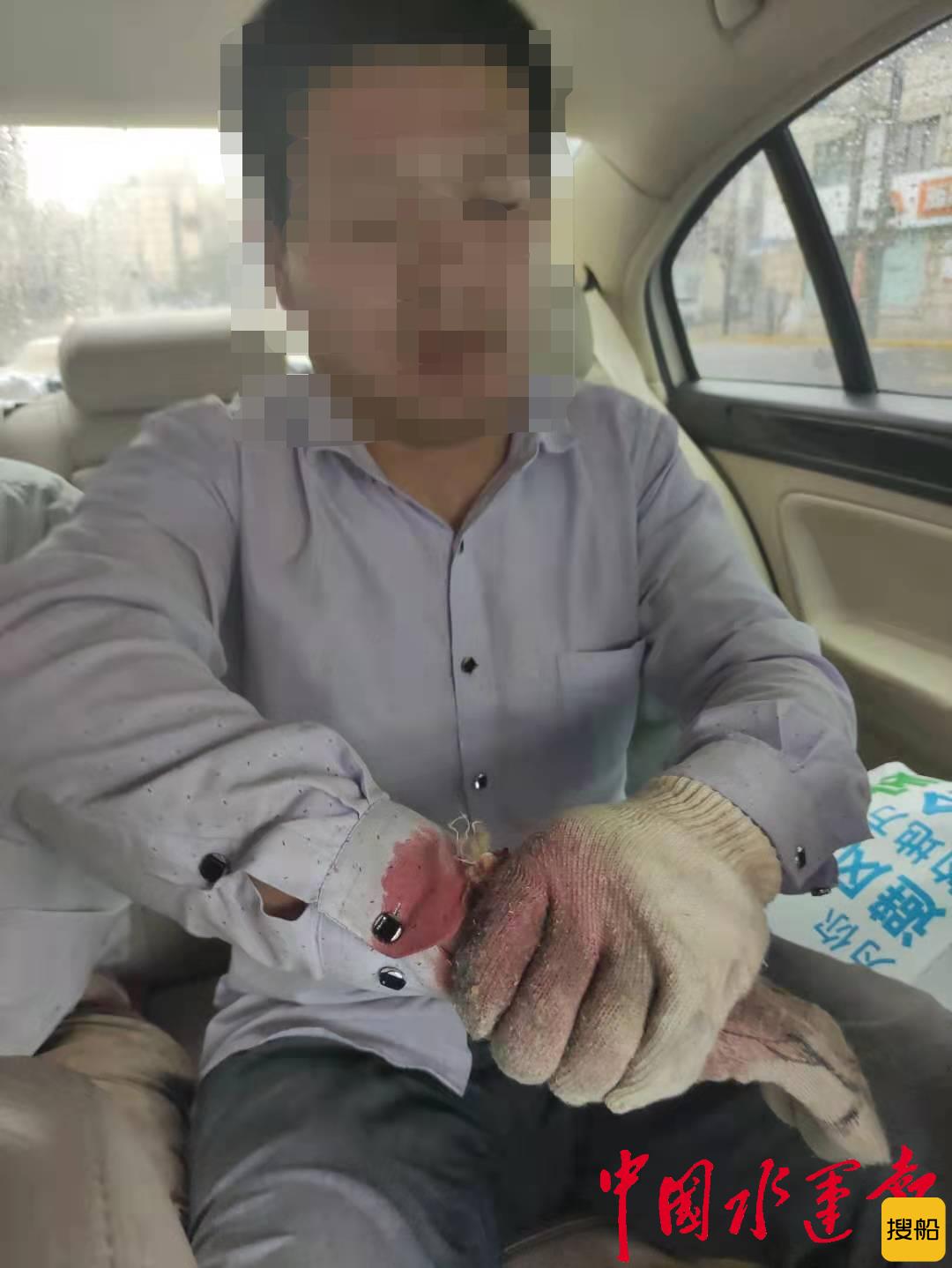 路遇群众求助,民警8分钟将伤者紧急送至医院!