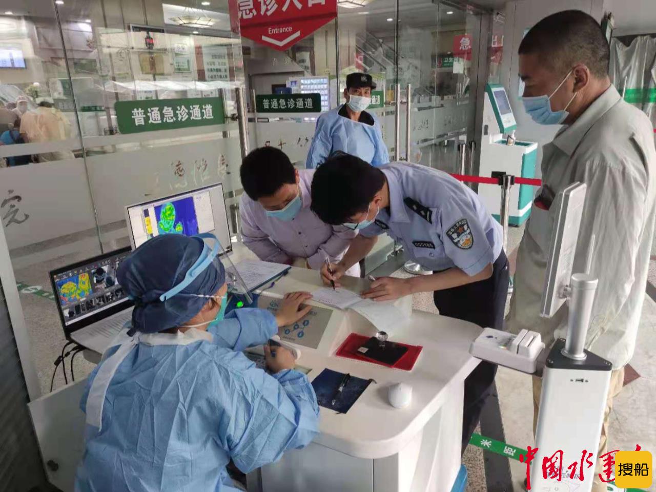 路遇群众求助，民警8分钟将伤者紧急送至医院！