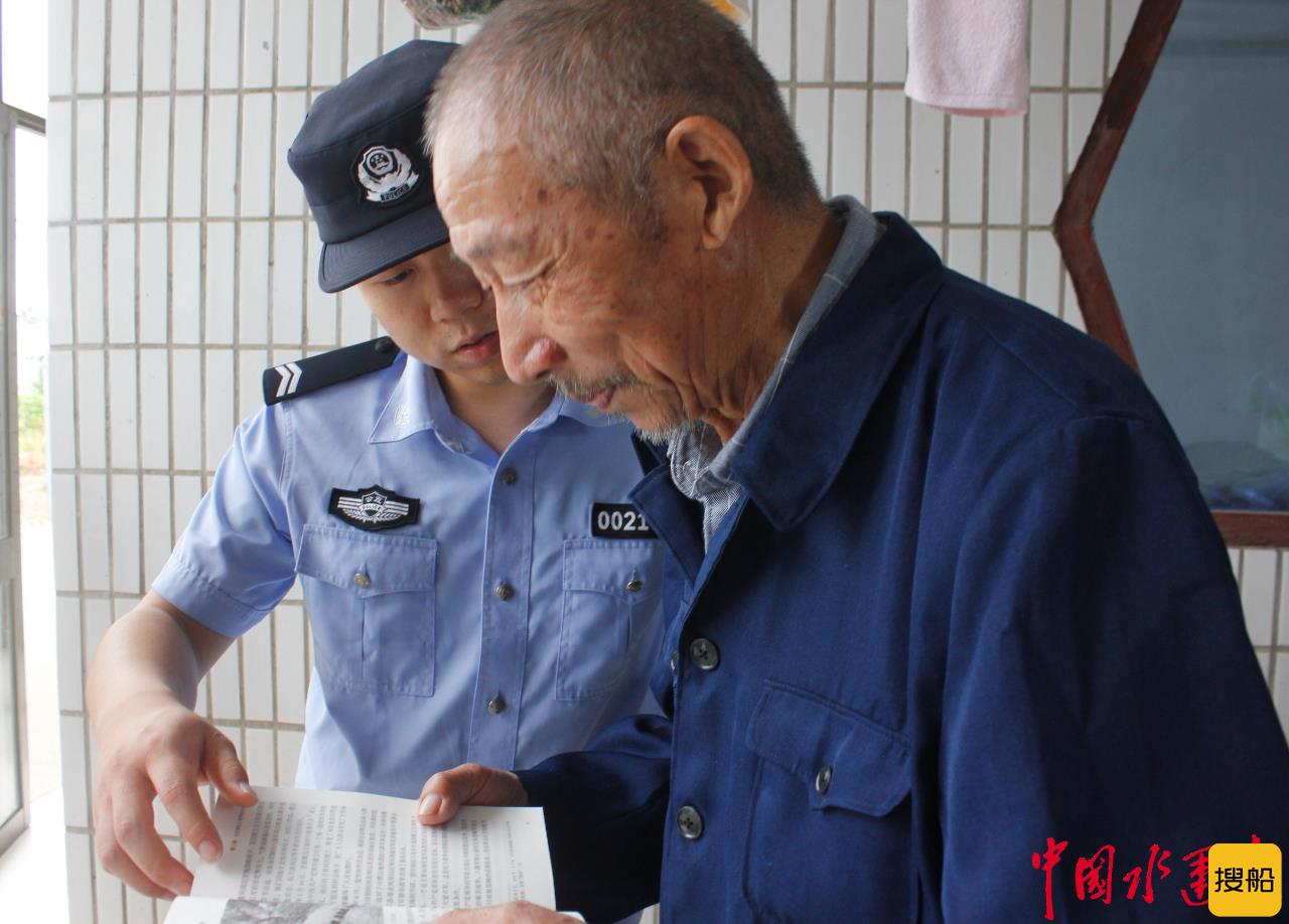 警村共建慰问老党员  用心用情传递温暖