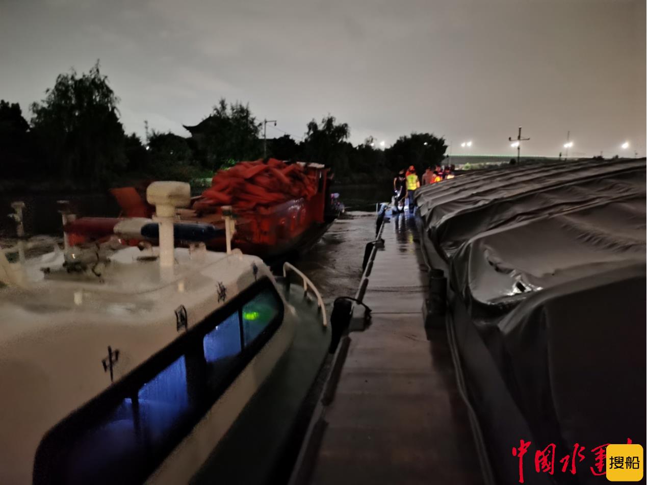 暴雨夜中的紧急救援