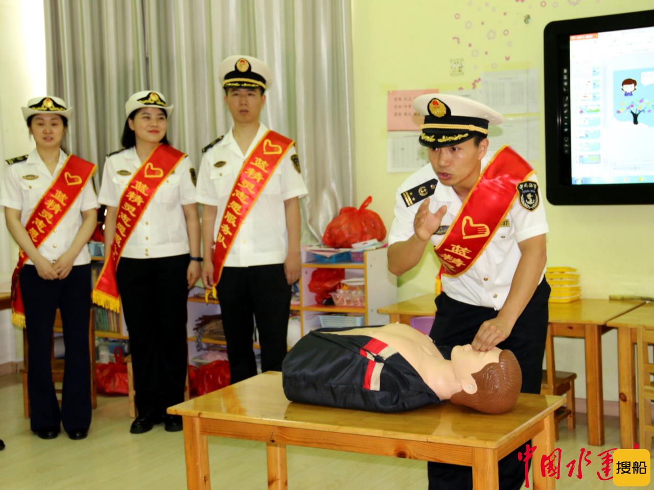 九江海事局送水上安全知识进校园