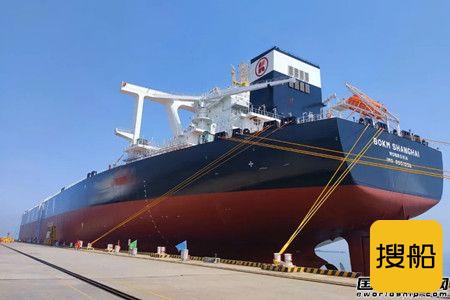 扬子鑫福首制32.5万吨超大型矿砂船命名交付