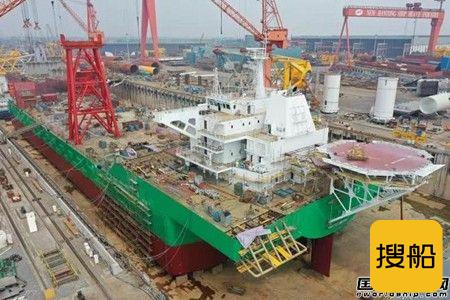 新韩通一艘海上风电用途2400吨全回转起重船出坞