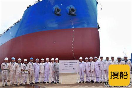 大连中远海运重工49900吨油轮2号船下水