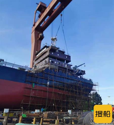 东南造船第3艘9000吨成品油船顺利完成上建吊装