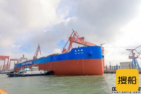北船重工两艘21万吨散货船同日出坞