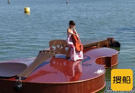 意大利艺术家打造巨型“小提琴”船向逝者致哀