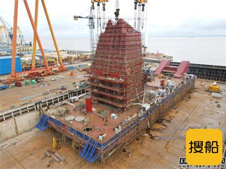 振华重工完成140米级打桩船主船体吊装工作