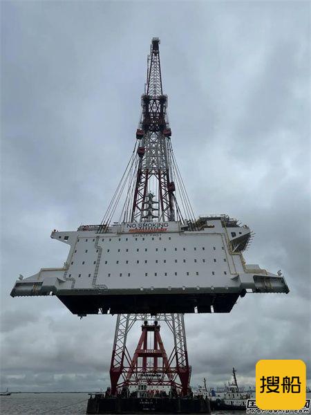 外高桥造船第三艘FPSO生活楼上建顺利吊装上船