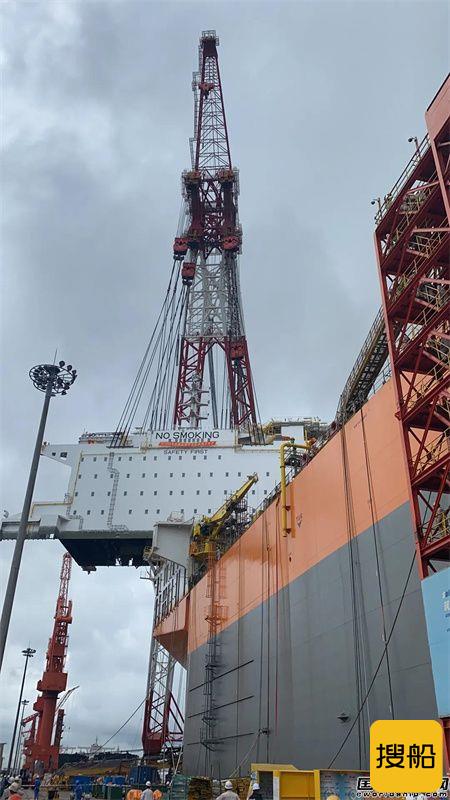 外高桥造船第三艘FPSO生活楼上建顺利吊装上船