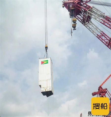 外高桥造船第三艘FPSO烟囱911分段成功吊装上船