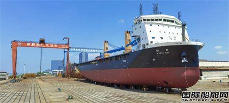 南京金陵船厂第二艘12500吨多用途重吊船下水