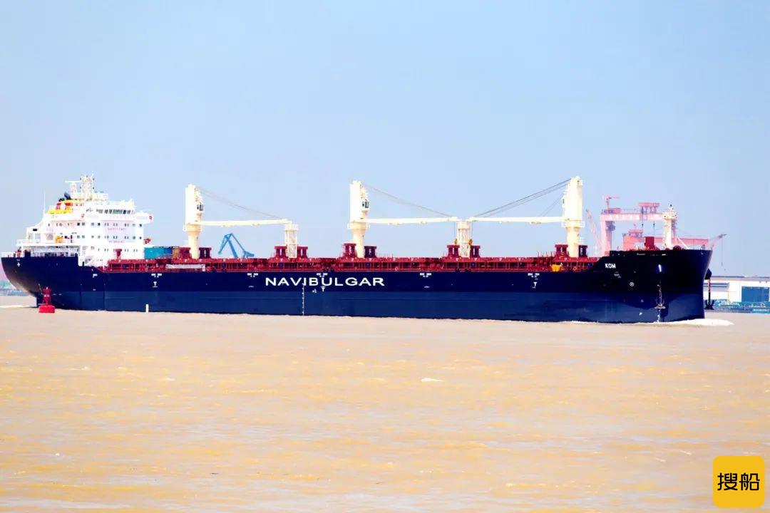 扬子江船业31800吨大湖型散货船命名交付