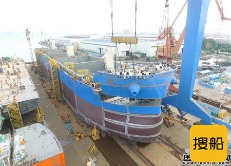 大连中远海运重工一艘62000吨多用途纸浆船主船体成型