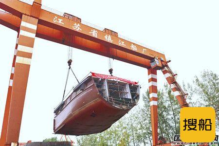 镇江船厂一艘53米多功能浮油回收船顺利搭载