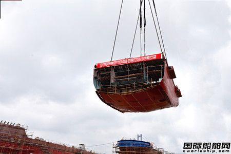 镇江船厂5000马力全回转拖轮顺利搭载
