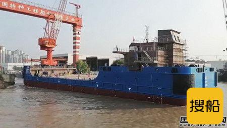 镇江船厂1艘全回转拖轮搭载2艘78米浮吊船下水