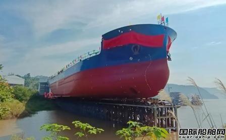 川船重工建造13800吨不锈钢化学品船首制船下水