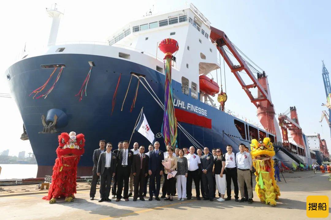 沪东中华造船交付13000吨多用途重吊船